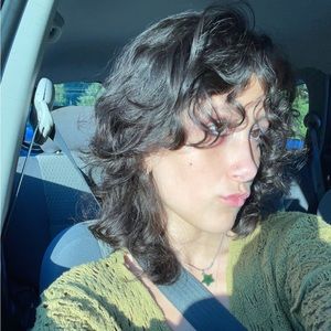 Meet your Posher, Siona